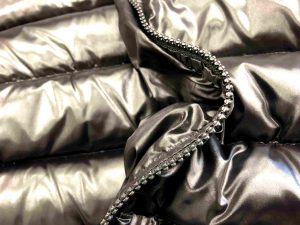 モンクレール偽物ファスナー